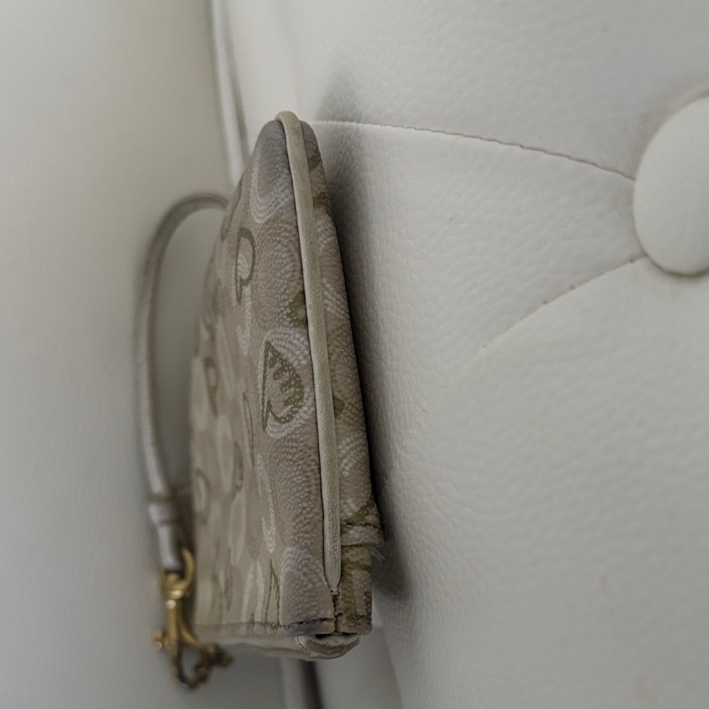Coach Waverly Hearts Beige Heart Pattern Wristlet  ( PREOWNED) - Picture 9 of 16